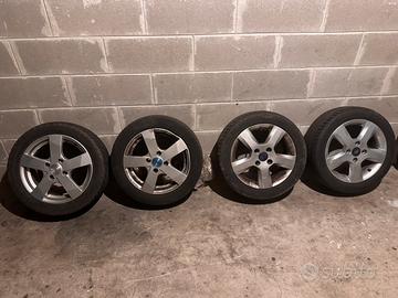 Cerchi in lega 15” con pneumatici 195/50 r15