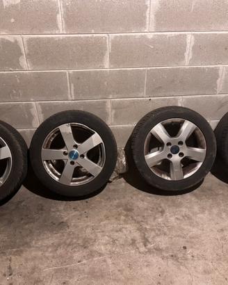 Cerchi in lega 15” con pneumatici 195/50 r15