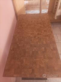 Tavolo in legno massiccio e telaio in ferro