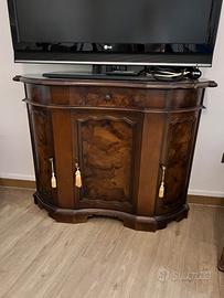 Mobiletto credenza mossa in radica stile classico
