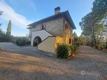 CASALE SINGOLO IN PIETRA CON PISCINA A CASTIGLIONE