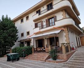 Lussuosa villa con ampio giardino e piscina