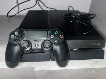 PlayStation 4 con un joystick e 4 giochi