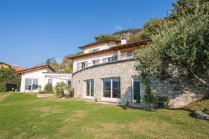 Villa di 443 m² con più di 5 locali e posto auto a