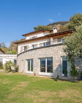 Villa di 443 m² con più di 5 locali e posto auto a