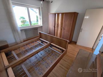 Camera da letto d’epoca completa in legno e noce