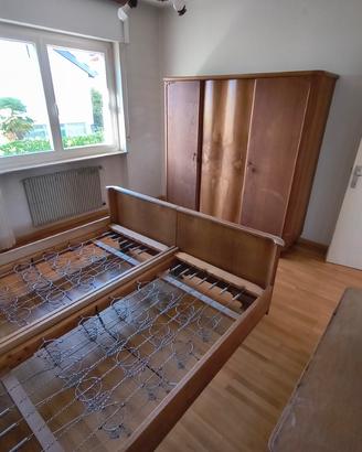 Camera da letto d’epoca completa in legno e noce