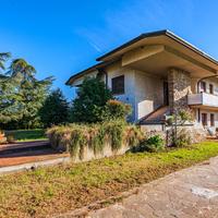 VENDITA VILLA CON PISCINA A LUCCA