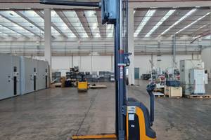 Carrello elevatore elettrico per bobine