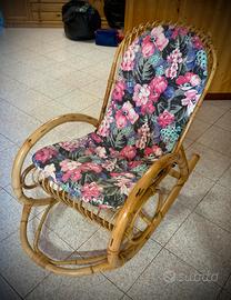 Sedia a dondolo in vimini con cuscino floreale
