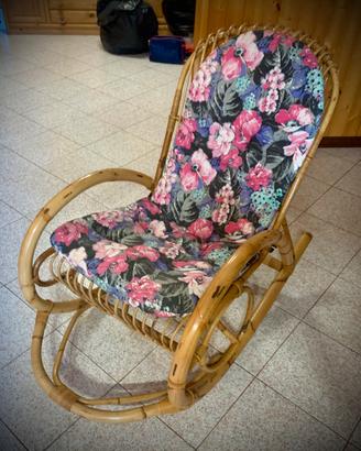 Sedia a dondolo in vimini con cuscino floreale