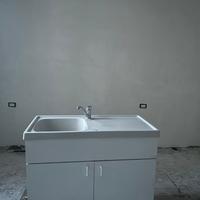 Lavandino in ceramica con moniletto anesso