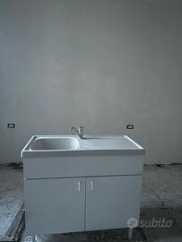 Lavandino in ceramica con moniletto anesso