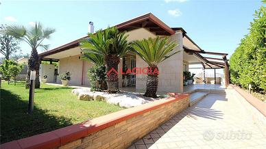 Villa con verde e piscina