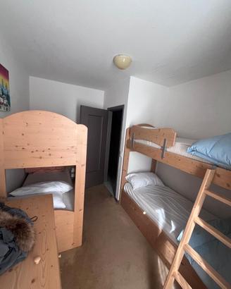 Letto a castello e scrivania abbinata