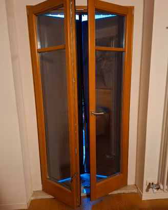Porta-finestra in legno con telaio e persiane