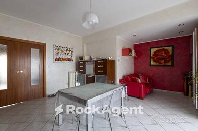 QUADRILOCALE RISTRUTTURATO CON POSTO AUTO IN CORTE