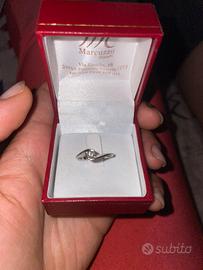 Anello solitario in oro bianco con diamante