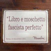 Targa da muro in metallo con motto fascista