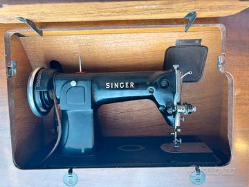 Macchina da cucire vintage della marca Singer