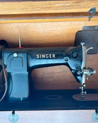 Macchina da cucire vintage della marca Singer