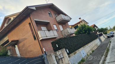 Casa bifamiliare di grandi dimensioni