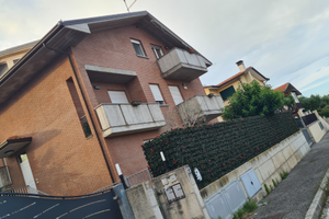 Casa bifamiliare di grandi dimensioni