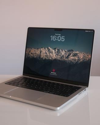 Macbook Pro M5 Argento con Apple Care + (1 anno)