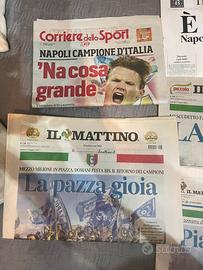 Giornali scudetto del  Napoli con naglietta e scia