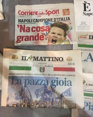 Giornali scudetto del  Napoli con naglietta e scia