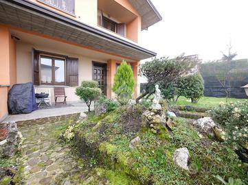 VILLA A SCHIERA A URAGO D'OGLIO