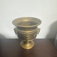 Antico mortaio fatto in bronzo