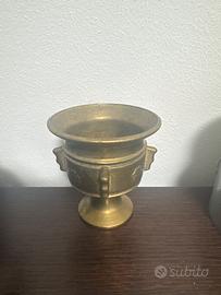 Antico mortaio fatto in bronzo