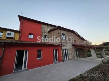 Appartamento di 160 m² con 5 locali e posto auto a