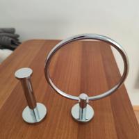 Porta asciugamani e Porta carta igienica.
