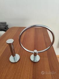 Porta asciugamani e Porta carta igienica.