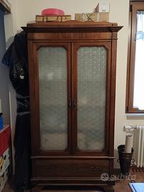 vetrinetta antica con vetri a rulli sfalsati