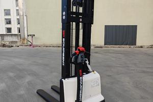 Stoccatore sollevatore 1.500Kg EP