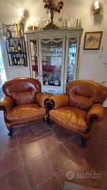 Coppia di poltrone club stile Chesterfield
