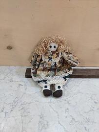 Bambola artigianale con dettagli all'uncinetto