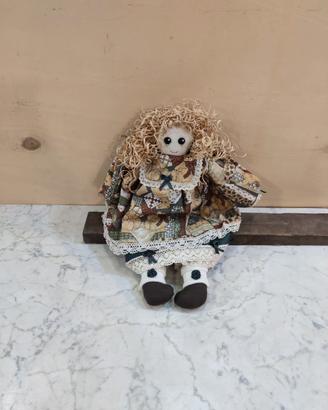 Bambola artigianale con dettagli all'uncinetto