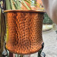 Bricco/contenitore di rame martellato con manico