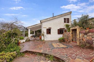 Indipendente immersa nella natura con terrazza e v