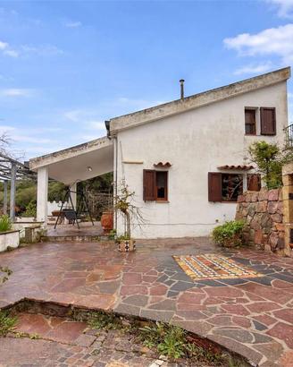 Indipendente immersa nella natura con terrazza e v