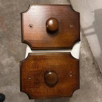 Due attaccapanni a muro in legno