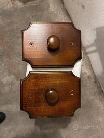 Due attaccapanni a muro in legno