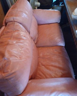 divano rosa due posti e due poltrone in pelle Frau