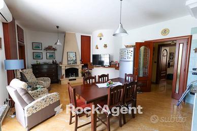 IMMOBILE DI PREGIO POSTO SU 3 LIVELLI CON INGRESSO