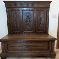 Cassapanca intagliata in legno massello