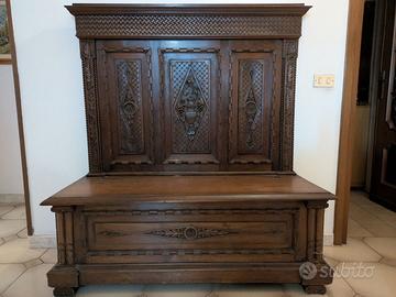 Cassapanca intagliata in legno massello